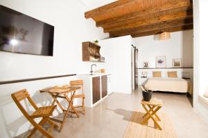 アレシーフェにあるEl Charco Lofts - By AZ Rentalsのテーブルと椅子のあるキッチンとリビングルーム