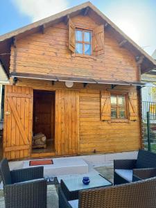 a small wooden cabin with a table and chairs at Cozy cottage Paris Suburb! in Bobigny