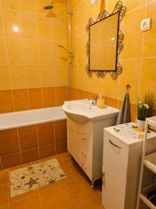 A bathroom at Atlantis apartman