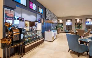 Μια τηλεόραση ή/και κέντρο ψυχαγωγίας στο Holiday Inn Riyadh Al Qasr by IHG +52 φωτογραφίες