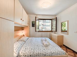 a bedroom with a bed and a window at Ampio Trilocale sulle Piste della Magnolta, Deposito sci Gratuito in Aprica +15 photos