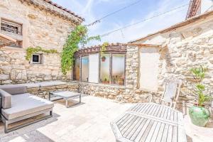 Χώρος καθιστικού στο Grand gîte de caractère 25 personnes piscine