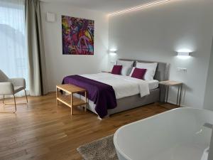 Postel nebo postele na pokoji v ubytování Weingut-Aparthotel Olinger
