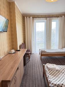 a room with a hospital room with a bed at Motel Kurortnyy & SPA in Shklo