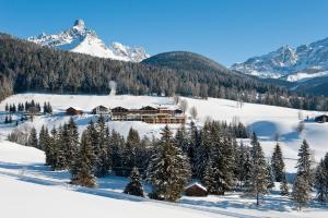 un lodge de esquí en las montañas en la nieve en Hotel Neubergerhof, en Filzmoos