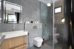 Koupelna v ubytování New 4 bedroom pool villa in Rawai by Capital Pro