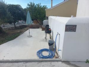 a hose hooked up to a building with an umbrella at Casa de Cardigos in Cardigos