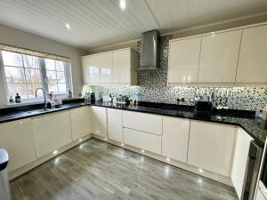 Η κουζίνα ή μικρή κουζίνα στο Somerford Lake House