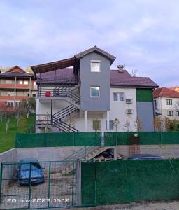 ein Haus mit einem davor geparkten Auto in der Unterkunft JJ apartments in Novi Pazar