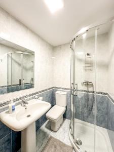 Ένα μπάνιο στο Apartamento Finisterre 2 by ALÔGA - Playa Langosteira