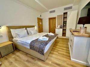 Postel nebo postele na pokoji v ubytování Hotel Karlova Prague