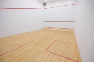 Tenis a/nebo squash v ubytování The Atlantis Residence, 1-5pax nebo okolí
