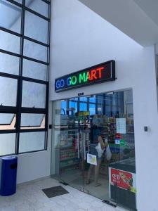 Supermarket nebo jiné obchody v  apartmánu nebo okolí