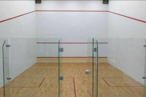 Tenis a/nebo squash v ubytování The Atlantis Residence, 1-5pax nebo okolí