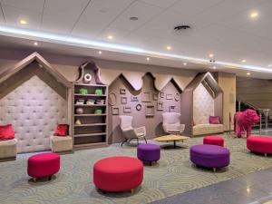 a waiting room with chairs and chairs and a room with anosis at Mercure Gdańsk Posejdon in Gdańsk