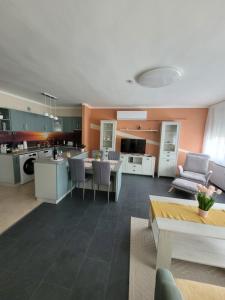 O bucătărie sau chicinetă la Krisztina Apartman +16 fotografii