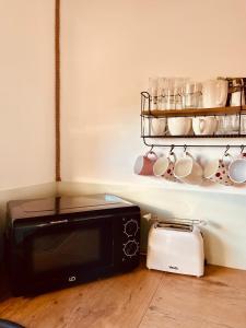 Posezení v ubytování Sworna łąka z zewnętrznym SPA- sauna, jacuzzi, balia