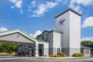 un edificio con un signo de savia en su lado en Sleep Inn at Greenville Convention Center, en Greenville