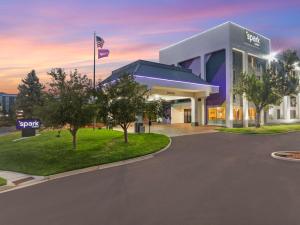 科罗拉多斯普林斯Spark by Hilton Colorado Springs I 25 Central的建筑物正面效果图
