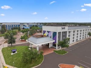 科罗拉多斯普林斯Spark by Hilton Colorado Springs I 25 Central的带有停车场的建筑物的鸟瞰图