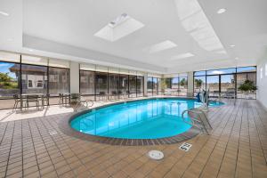 Spark by Hilton Colorado Springs I 25 Central内部或周边的泳池