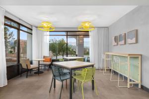 Spark by Hilton Colorado Springs I 25 Central的休息区