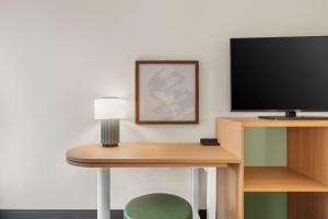 Spark by Hilton Colorado Springs I 25 Central的电视和/或娱乐中心