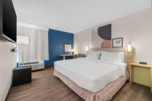 Spark by Hilton Colorado Springs I 25 Central客房内的一张或多张床位