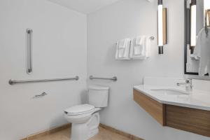 Spark by Hilton Colorado Springs I 25 Central的一间浴室
