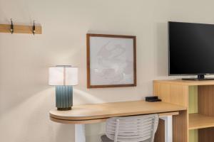Spark by Hilton Colorado Springs I 25 Central的电视和/或娱乐中心