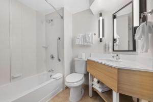 Spark by Hilton Colorado Springs I 25 Central的一间浴室