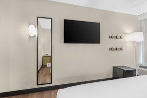 Spark by Hilton Colorado Springs I 25 Central的电视和/或娱乐中心