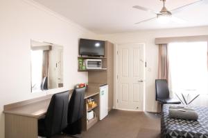 Η κουζίνα ή μικρή κουζίνα στο Hillston Motor Inn On High
