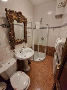 Koupelna v ubytování Hotel Razgorsek + 37 fotografií