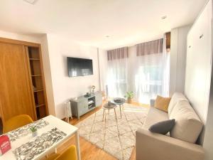 una sala de estar con un sofá y una mesa en Falperra Estudio, en Vigo