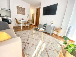una sala de estar con un sofá y una mesa en Falperra Estudio, en Vigo