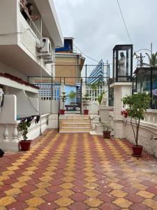 ein Gebäude mit einem karierten Boden in einem Innenhof in der Unterkunft Holiday Beach Resort in Aguada