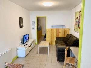 TV a/nebo společenská místnost v ubytování LE DEPOT studio du petit port