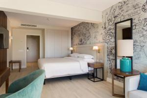 מיטה או מיטות בחדר ב-Four Points by Sheraton Sesimbra