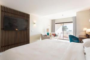מיטה או מיטות בחדר ב-Four Points by Sheraton Sesimbra
