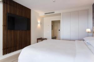 מיטה או מיטות בחדר ב-Four Points by Sheraton Sesimbra