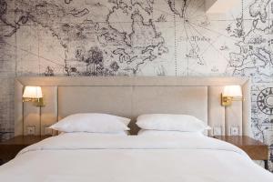 מיטה או מיטות בחדר ב-Four Points by Sheraton Sesimbra