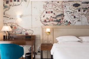 מיטה או מיטות בחדר ב-Four Points by Sheraton Sesimbra