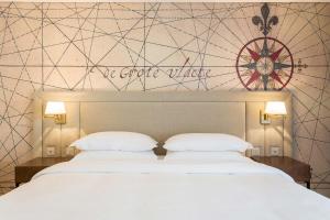 מיטה או מיטות בחדר ב-Four Points by Sheraton Sesimbra
