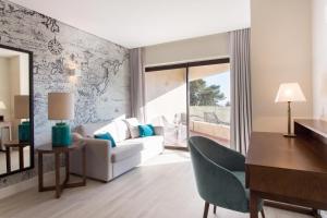 אזור ישיבה ב-Four Points by Sheraton Sesimbra