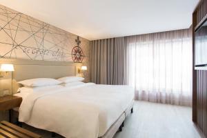 מיטה או מיטות בחדר ב-Four Points by Sheraton Sesimbra