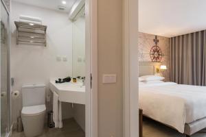 מיטה או מיטות בחדר ב-Four Points by Sheraton Sesimbra