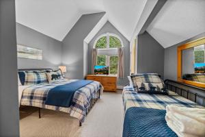 Ένα ή περισσότερα κρεβάτια σε δωμάτιο στο Beautiful 2BR 2BA Fall Line Condo with Mountain Views, Pool, Hot Tub, Sauna, Shuttle, G6B condo