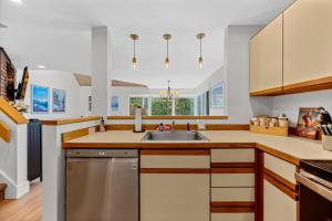 Η κουζίνα ή μικρή κουζίνα στο Beautiful 2BR 2BA Fall Line Condo with Mountain Views, Pool, Hot Tub, Sauna, Shuttle, G6B condo