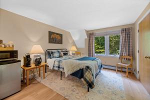 Ένα ή περισσότερα κρεβάτια σε δωμάτιο στο Fall Line Small Studio - Perfect for Two - On Shuttle Route with Amenities G6A condo